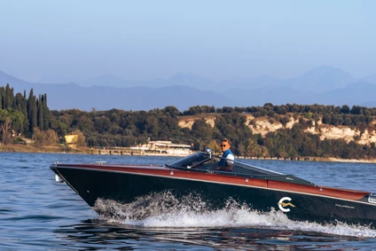 Private Tour mit Bootsführer ab Bardolino: Garda-Insel und Gardone Riviera 0